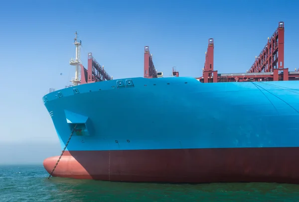 Лук огромного контейнерного судна на якоре в дорогах . — стоковое фото