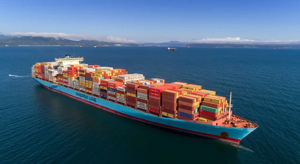 Embarcación contenedor de la empresa Maersk . — Foto de Stock
