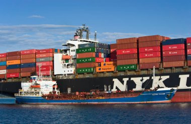  Nyk kova gemi tanker Ostrov Russkiy ve konteyner.
