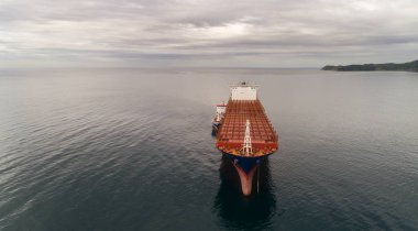Nakhodka. Rusya - 11 Ağustos 2017: Bunkering tanker Zaliv'e Nakhodka bir büyük konteyner gemisi Apl Paris.