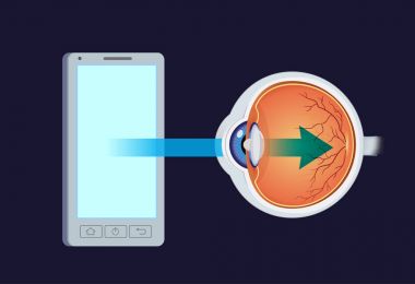 Smartphone göz içine mavi ışık.