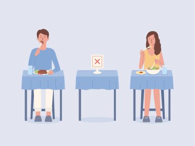 Kadın ve erkek restoranda masalarda tek başlarına yemek yerken birbirlerine mesafeli davranıyorlar. Coronavirus 'un halka açık yerlerde yayılmasını önlemek ve durdurmak için boşluk bırakın. Kişisel izolasyon ve yeni normallik hakkında bir resim..