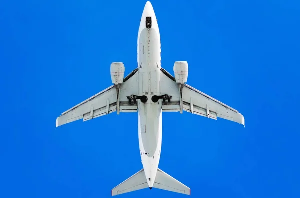 Avión en el cielo — Foto de Stock