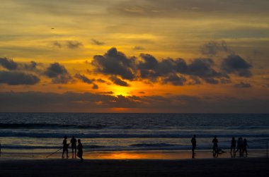 Bulutlar günbatımı plaj şafak akşam gökyüzü turuncu okyanus deniz insan siluetleri
