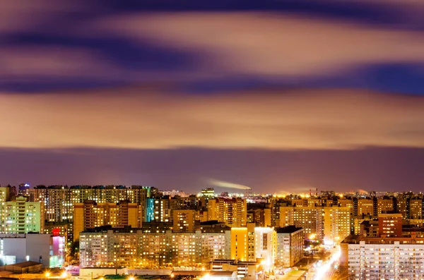 Vista noturna da cidade de uma altura — Fotografia de Stock