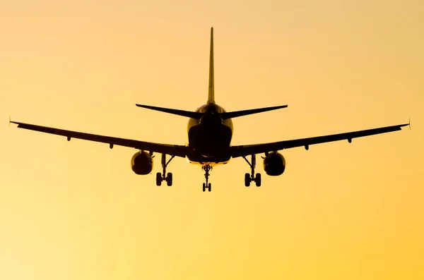 Silueta de avión al atardecer cielo amanecer Aeropuerto — Foto de Stock