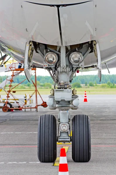 Landing gear light bulb lights landing runway takeoff airplane flight travel sky clouds rubber wheel — Stock Photo, Image