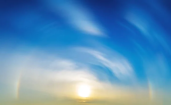 天空太阳光环背景模糊的云 — 图库照片