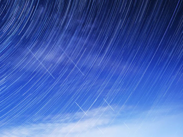 Startrails 星星点亮夜晚天空飞机卫星空间宇宙地球云层 — 图库照片