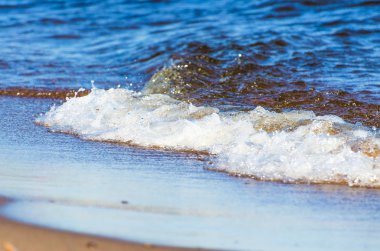Dalga plaj sahil okyanus deniz köpük taşların çakıl yaz tatili