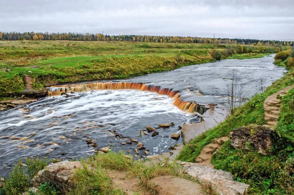 Vattenfall hösten skogen — Stockfoto