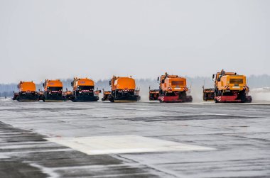 Kar makineleri üzerinde asfalt pist yağmur kar temizleme. Rusya, Tyumen şehir, Havaalanı Roschino 13 Mart 2014