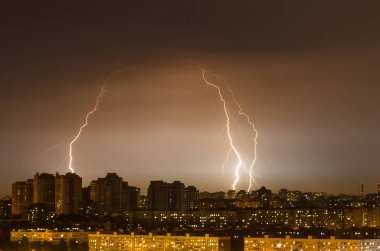Şehir ışıkları gece fırtına Hava yağmur yıldırım