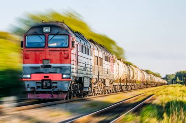 Yük treni hareket halinde.