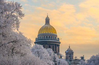 Sunset ve hoarfrost ağaçlarda St. Isaac'ın sarayında kubbe