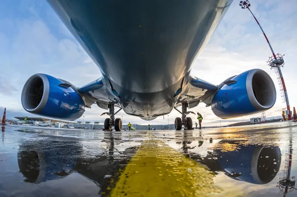 Boeing 737 Pobeda Airlines, aeropuerto Pulkovo, Rusia San Petersburgo 01 diciembre 2016 —  Fotos de Stock