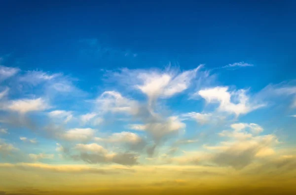 Akşam Günbatımı Işık Bulutlar Cirrus Gökyüzü Güneş Doku Arka Plan — Stok fotoğraf