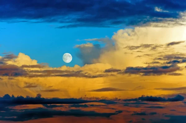 Cumulus Fırtına Bulutları Akşam Günbatımı Gökyüzü — Stok fotoğraf