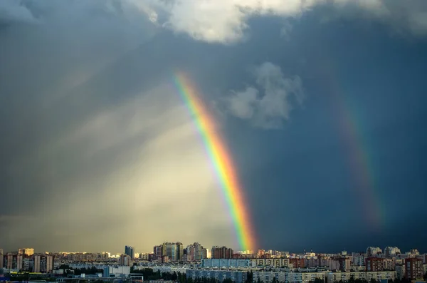 Ciudad industrial casa urbana cielo lluvia arco iris —  Fotos de Stock