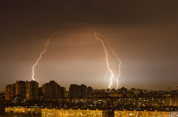 Καιρός καταιγίδα νύχτα φώτα πόλη βροχή αστραπή — Φωτογραφία Αρχείου