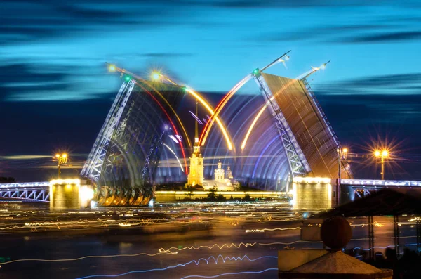Россия, Ночной вид Санкт-Петербурга на Дворцовый мост и Петропавловскую крепость — стоковое фото