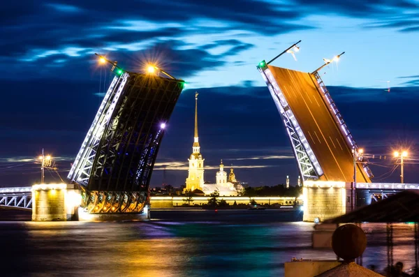 Russia, Saint Petersburg Night view of Palace Bridge drawbridge, and the Peter and Paul Fortress — Stock Photo, Image