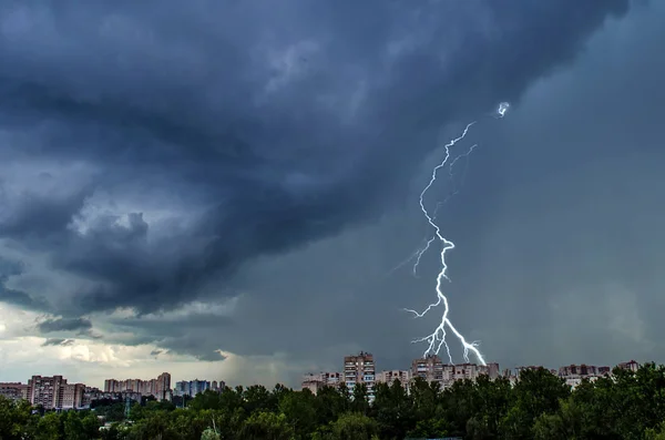 Summer thunderstorm over the city of St. Petersburg — Stock Photo, Image
