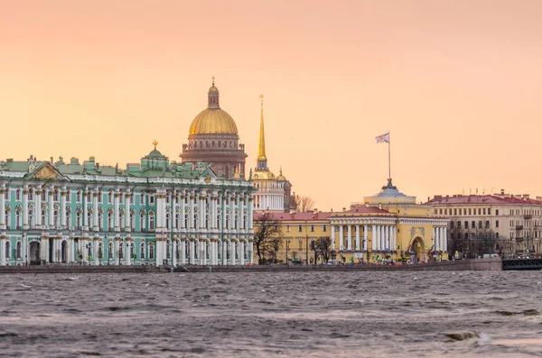 Hermitage, St. Isaac's Cathedral, the Admiralty Saint Petersburg in the winter floods — Stock Photo, Image