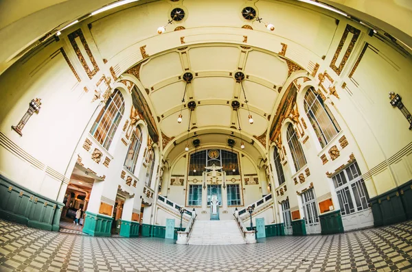 Die vordere Haupthalle des Hauptbahnhofs von Witebsk, der historische Innenraum — Stockfoto