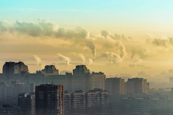 Megapolis no tubo de fumaça no amanhecer do meio ambiente — Fotografia de Stock