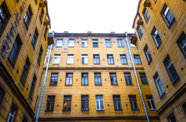 Eski evleri ve dar avlular şehir St. Petersburg duvarlar ve windows evlerin peeling, kapalı