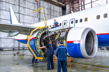 Motor montaj tamirat sonra. Boeing 737, Havaalanı Tolmachevo, Rusya Federasyonu Novosibirsk 12 Nisan 2014