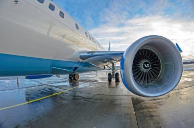 Şasi ve motor uçak kanat gökyüzü ve bulutlar ile güneş