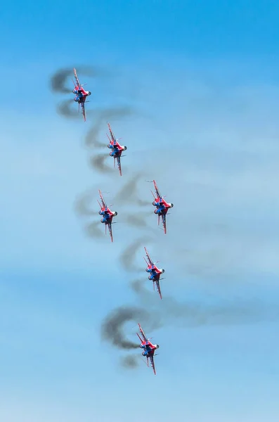 Группа из шести истребителей в голубом небе с дымом — стоковое фото