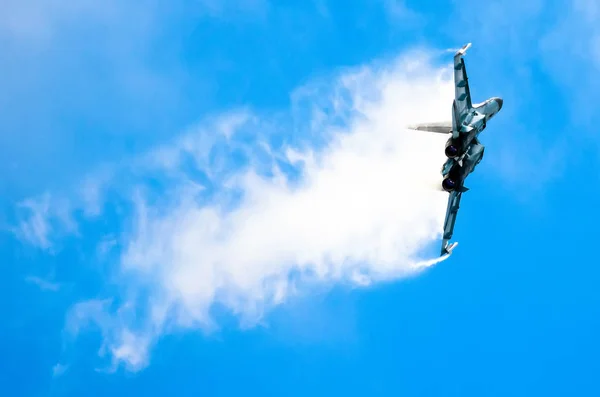 Avión de combate deja un rastro en las nubes del cielo rompiendo — Foto de Stock