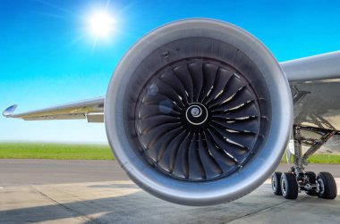 Yakın modern uçak motorunun up ve gökyüzünde güneş