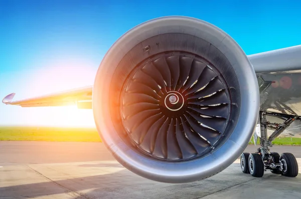 Engine of the modern aircraft close up and the sunset in the sky — Stock Photo, Image