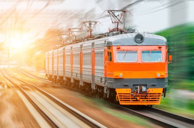 Yolcu Elektrikli tren hız demiryolu vagonlar yolculuk ışık sürmek