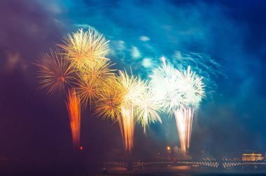 Fireworks gece köprü Neva nehir St. Petersburg Scarlet yelken