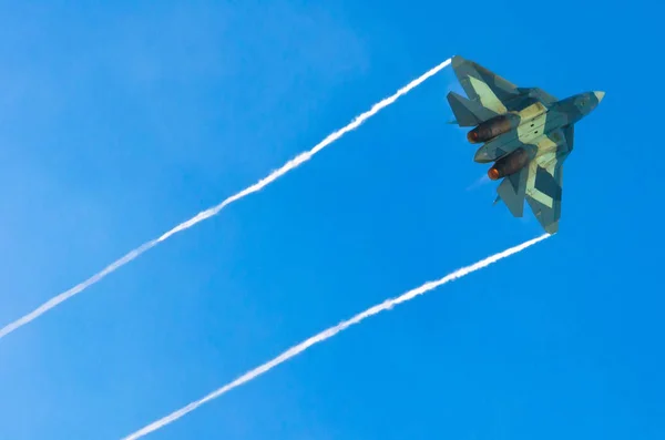 Caça de batalha jet flying dives quebrando nuvens em um céu azul interrupção do fluxo de ar — Fotografia de Stock