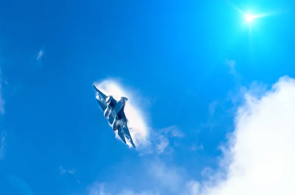 Batalla avión de combate inmersiones rompiendo nubes en un cielo azul luz del sol — Foto de Stock