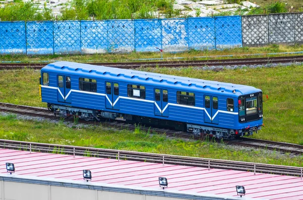 Pociągów pasażerskich samochodów metra na kolei — Zdjęcie stockowe