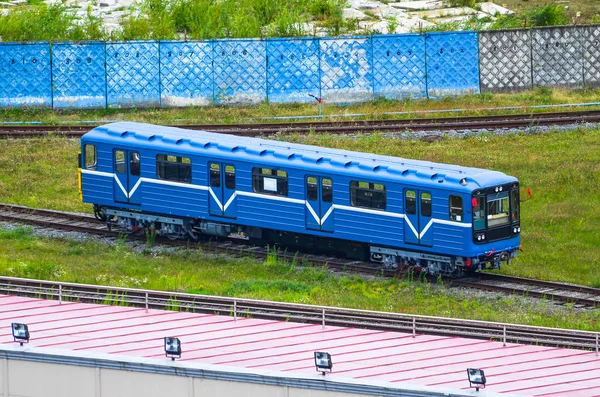 Metro auto osobní vlak na trati — Stock fotografie