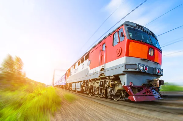 Treno diesel per passeggeri che viaggia carri ferroviari leggeri — Foto Stock