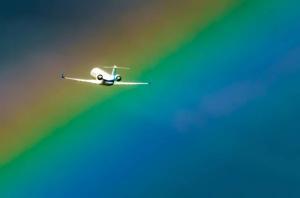 Avión despegando en el cielo del aeropuerto y lluvia arco iris —  Fotos de Stock