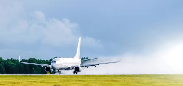 Flugzeug hebt am Flughafen ab Regen spritzt schlechtes Wetter — Stockfoto