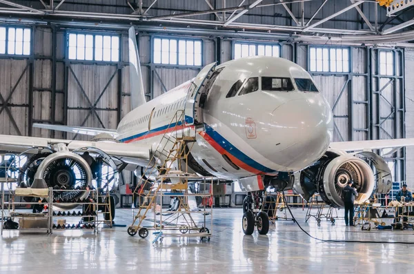 Airbus a319 Rossiya airlines, Lotnisko Petersburg-Pułkowo, Rosja Sankt Petersburg 11 listopada 2016 — Zdjęcie stockowe