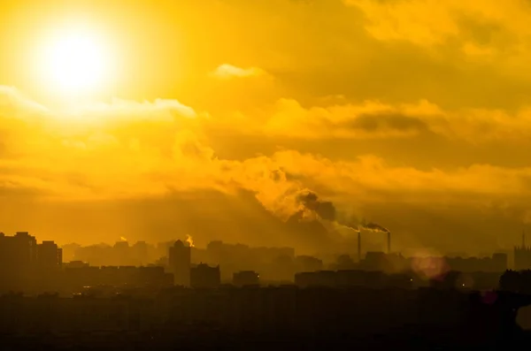 Słońce krajobraz miasta branży chmury zanieczyszczenia środowiska — Zdjęcie stockowe