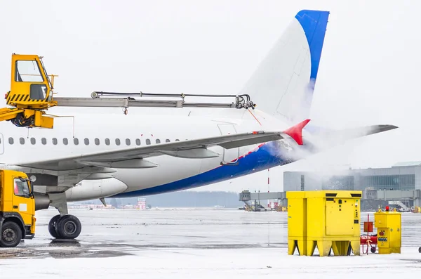 Αεροδρόμιο χειμώνα Deicing από το αεροπλάνο departire — Φωτογραφία Αρχείου