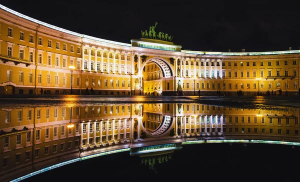 Palácio Praça poças e o Nevsky Prospekt noite luzes casas antigas São Petersburgo — Fotografia de Stock